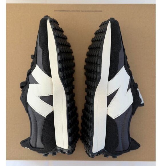 Figs New Balance 327 in Black, Size 8 - Picture 5 of 11